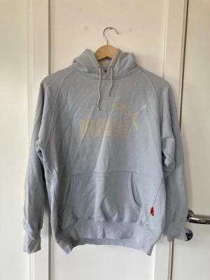 Ljusblå vintage hoodie från Puma - Säljer en ljusblå hoodie från Puma. Hoodien har huva med dragsko, stor magficka och ribbade muddar vid ärmar och nederkant. Tillverkad i mjukt bomullsmaterial. Sitter lätt kroppad, antagligen barnstorlek i xl sitter mer som en xs eller s på vuxen 