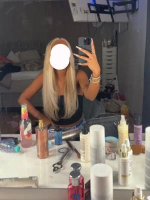 Långt blont tejp löshår  - Jag säljer mitt tejp löshår som endast varit insatt en gång. Då jag ska testa utan löshår ett tag. Det är ca 55-60 slingor och två olika färger jag blandat. 
