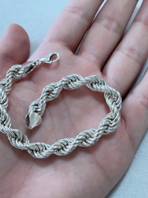 Cordell armband i 925 äkta silver  - Cordell armband i 925 äkta silver. Ihålig. Längd: ca 20,5cm, bredd: ca 8mm,  vikt: ca 16,5g. Mycket gott skick med minimala repor som knappt märks av vid användning. Glänser fint och kommer i ask. 