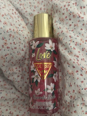 Bodymist - Bodymist från guess!! 240 ml kvar , 250 från början 🌸 luktar jättegott bara inte min typ av parfym 