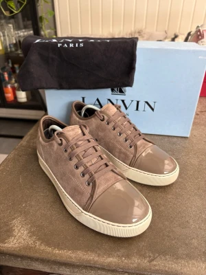 Lanvin Captoe Herr Skor - Riktigt schyssta Lanvins i grå-beige färg! 9,5/10 skick - endast lite smutsiga på undersidan | Box medföljer ✅ | Uk 5 - motsvarar ungefär 39/40 | Alltid frakt inom 24h! 💯Skorna är självklart autentiska och äkta. 