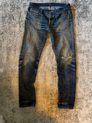 A.P.C jeans - Säljer nu ett par riktigt eftertraktade och sällsynta apc jeans🙌🏼 (det är selvedge) -jeansen är i fint skick (lagning vid skrevet)✅ -dom är blå med snygg tvätt💪 -storlek w31 , ca 42 cm. Hör gärna av dig vid funderingar🙌🏼 Inga skambud✅