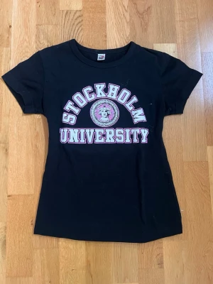 Tshirt m. tryck - Säljer min knappt använda tshirt med tryck, vintage look, fint skick, kan diskutera pris & skriv vid andra frågor! (Alla bilder finns med i annonsen)😊😊