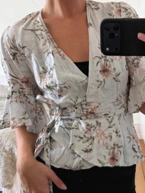 Blommig blus - Söt blommig blus från Zara med band runt midjan💕