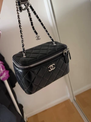 Vanity bag  - Ny skick aldrig använd med spegel