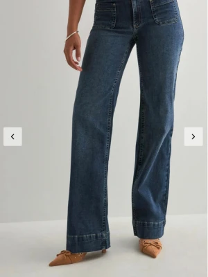 Jeans  - Super fina mid waits jeans från Nelly med fickor framtill. Använda endast en gång så i mycket bra skick. Slutsålda på hemsidan. 