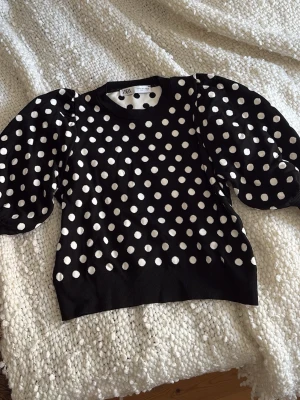 zara polka dots - som ny, inga defekter. Super skönt material + stretch, skriv vid frågor!
