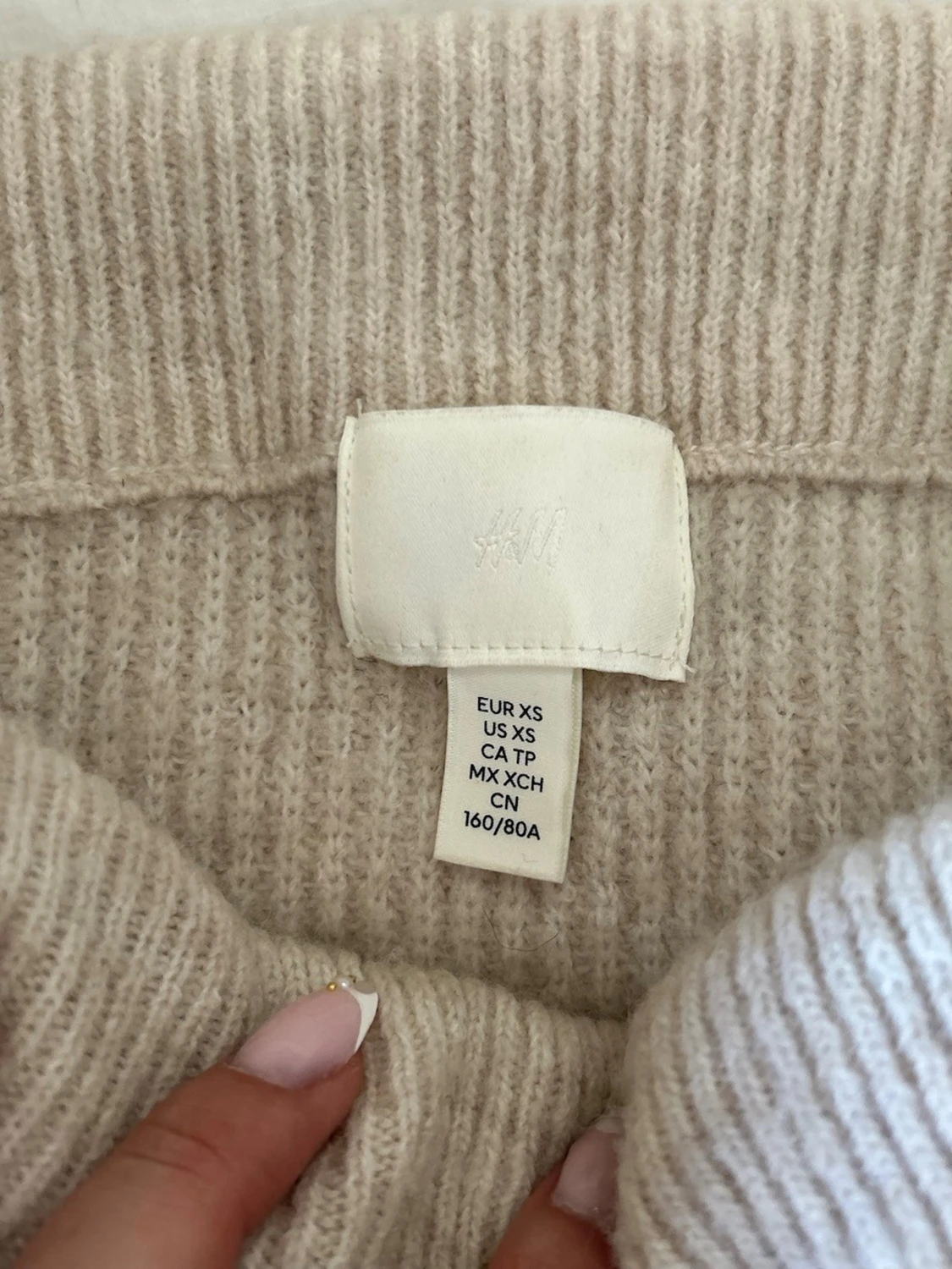 Beige off-shoulder stickad tröja - 1