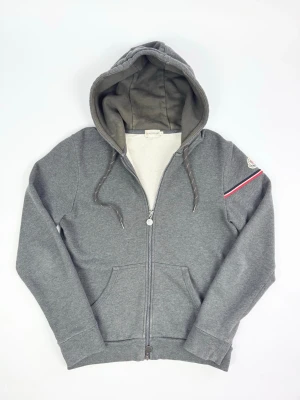 Moncler Zip hoodie grå - Grå Moncler Hoodie Märke: Moncler Storlek: S Färg: Grå Skick: Mycket bra