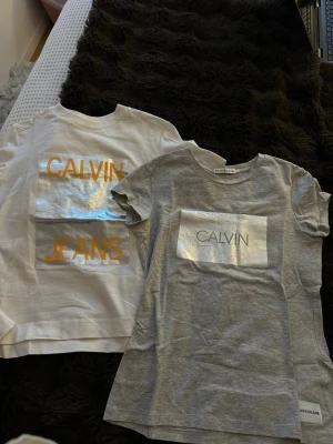 Calvin Klein t shirts 😍 - Säljer två stycken Calvin Klein t shirts som är använda endast en gång och är i nyskick. Skriv till mig privat vid intresse 