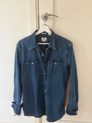 Blå jeansskjorta från Levi's - Snygg Jeansskjorta från Levis I bra sick. Hör av er vid frågor och Funderingar.