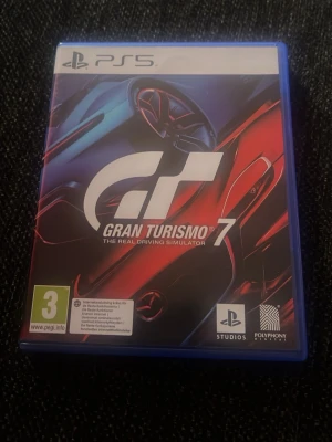 Gran Turismo 7 till PS5 - Gran Turismo 7 till PlayStation 5, ett racingspel med realistisk grafik och snyggt omslag i blå plastfodral. Perfekt för dig som gillar bilar och tävlingar. Spelet har PEGI 3 och är utvecklat av Polyphony Digital.