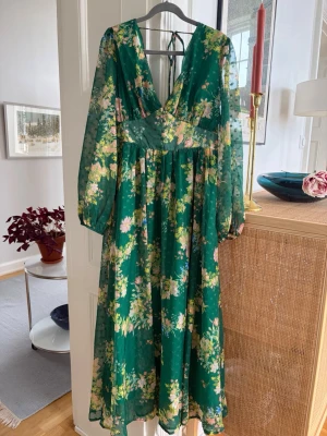 Blommig långärmad klänning - Vacker grön klänning med blommönster från Oasis Petite. Perfekt till sensommarens fester eller brollop. Passformen är något liten för att vara storlek 38 då modellen är i petite, så skulle jag säga att den är mer som 36.