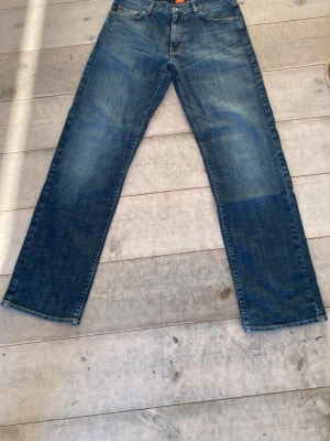 Hugo boss jeans - Feta Hugo jeans relaxed leg storlek w32 L 33 inga defekter parfekt skick skriv om funderingar eller bilder kan diskutera pris