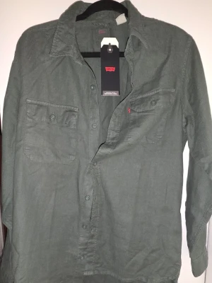 Militärgrön skjorta från Levi's - Ny med prislapp. Fått i present. Den är jätte snygg mwn inte min smak. 