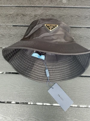 Bucket hat - Säljer en prada bucket hat, passar alla storlekar. Kom privat för bilder och frågor.