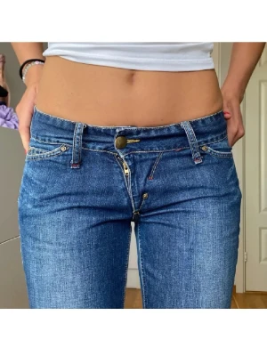 Bootcut low waist jeans - Jättesnygga unika lågmidjade jeans från Lee💙 Midjemåttet är 38cm och innerbenslängden ca 84cm. Priset kan diskuteras! 