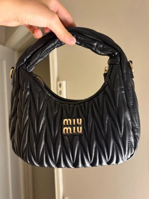 Svart väska miu miu - Säljer denna supersnygga väska från miu miu💕 Aldrig använd då jag fick den i present men den passade inte riktigt min stil