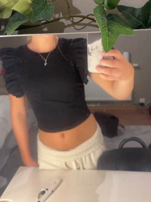 Svart croppad topp med puffärm - Väldigt liten för att vara M💕