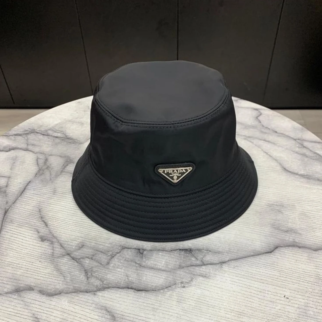 Svart bucket hat i nylon