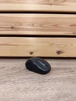 Logitech M325s Trådlös Mus - Logitech M325s wireless mouse i grå färg. Kompakt modell lämplig för bärbar dator eller stationär dator. Ansluts trådlöst via USB-mottagare (Unifying-kompatibel). Utformad för höger- och vänsterhänta med scrollhjul och två huvudknappar. Passar för vardagligt datorbruk som surf, arbete och studier.  Medföljer unifying receiver och batteri.