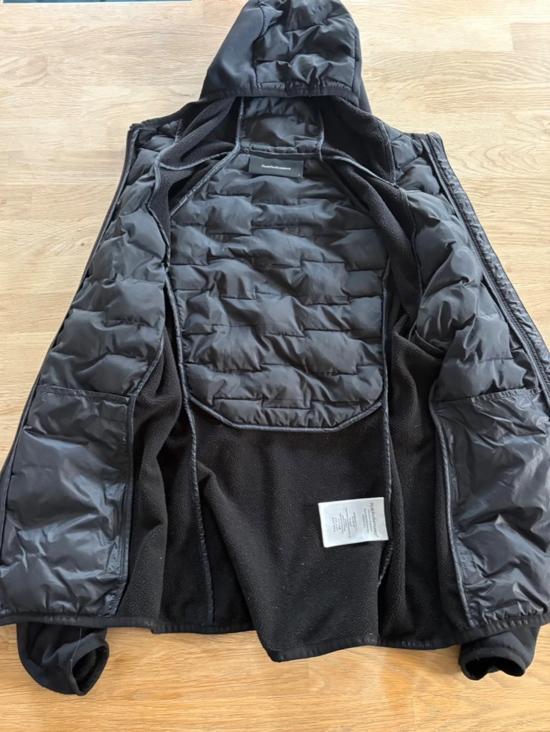 Svart peak performance vindjacka  - 2