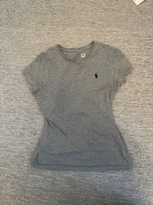 Ralph lauren t shirt - Jätte snygg Ralph lauren t shirt som jag köpte i usa förrra året, ni kan jämföra passformen med mig som är xs/s❤️ 