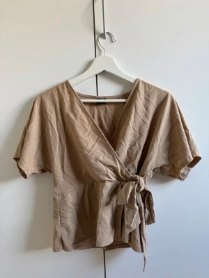 Beige topp - Beige omlott topp från Gina Tricot 🤍 passar också xs! 
