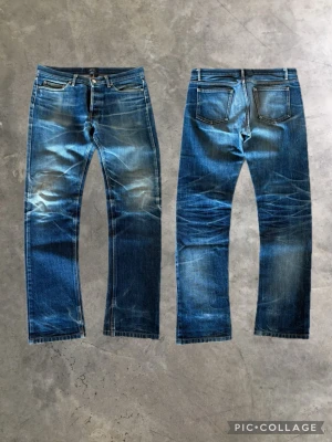 A.P.C. New Cure jeans - Tjena! Säljer ett par selvedge liknande jeans från A.P.C | Passform: Straight | Skick: Mycket bra, lagningar på knän men ger bara mer karaktär enligt mig | Mått: Midja 42cm Ytterbenslängd 101cm Benöppning 20cm