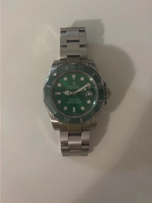 Rolex submariner Hulk klocka - Hej! Säljer en 40mm submariner hulk klocka 1:1 kopia hör av er för mer info// 