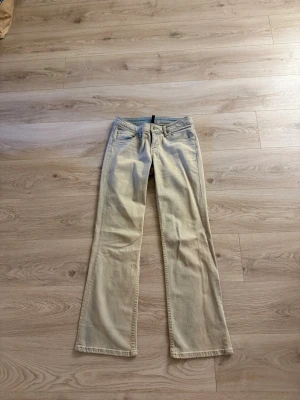 Ljusblåa bootcut jeans - Snygga ljusblåa jeans med bootcut passform och klassisk femficksdesign. Jeansen har normal midja och dragkedja med knapp framtill. Perfekta för en avslappnad och trendig stil.