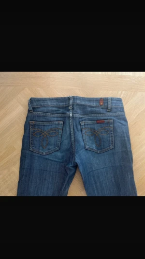 Lågmidjade 7 for all mankind jeans - 7 for all mankind jeans - Midjemåttet är 38 och innerben 82 - strl 27 - passar mig som är 175💗