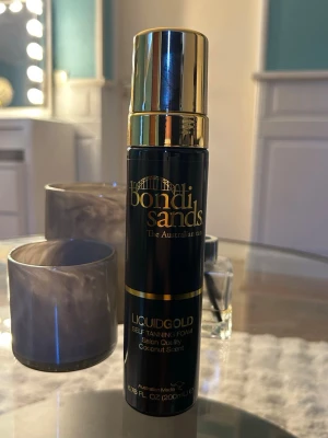 Bondi Sands Liquid Gold Brun utan sol - Bondi Sands Liquid Gold är ett självbruningsskum med kokosdoft. Flaskan är svart med gulddetaljer och har en praktisk pump. Perfekt för dig som vill ha en solkysst look året runt. Innehåller 200 ml.