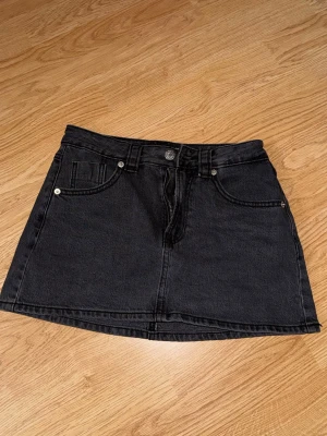 Svart kjol - Svart kjol med inbyggda shorts från stradivarius storlek S. Endast använd en gång!