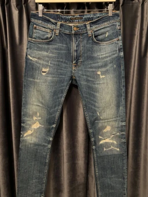 Blå slitna jeans från Nudie Jeans - Nudie Jeans - skick 8/10, fint skick! - storlek 30/28, men passar längd 30 - modell Lean Dean, passar 30/30, men om man vill att dom ska sitta ännu lite tightare så funkar w31 - hör av er vid frågor🙌