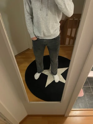 Levis jeans - Säljer ett par svarta jeans med rak passform och klassisk femficksdesign. Jeansen har normal midja och är tillverkade i ett mjukt denimtyg som ger en avslappnad look. Perfekta till vardags för en stilren och enkel outfit.