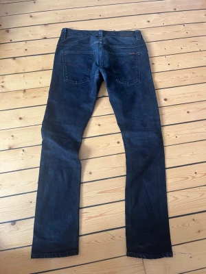 Nudie jeans Tape Ted  - Sjukt snygga svarta Nudie jeans i modellen Tape Ted. Storlek 31/32. Mycket bra skick. Skriv vid eventuella funderingar😁 fraktar inom 1-2 dagar