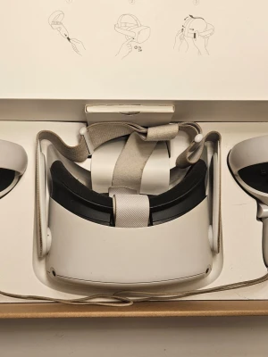 Ocules quest 2 256 GB - Säljer ett par stilrena vita VR-glasögon med matchande handkontroller. Glasögonen har justerbart tygband och mjuk vaddering runt ögonen för extra komfort. Perfekt för gaming och uppslukande VR-upplevelser. Levereras i originalförpackning.