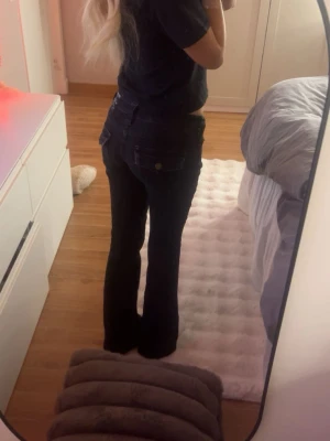 Svarta true religion jeans - Svarta true religion jeans i storlek 23, dom är lite urtvättade vid fickorna men annars bra skick, jag är 166cm lång, skriv för mer frågor❣️