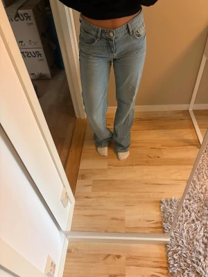 Ljusblå jeans från Zara - Säljer ett par ljusblå jeans med låg midja från Zara. Perfekta till en avslappnad stil och passar till det mesta i garderoben. Endast använda en gång så är i mycket bra skick.