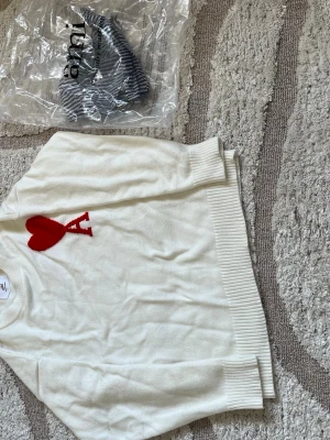 Ami Paris sweater - Helt ny aldrig använt den. Storlek S. Fraktar inom 24 h av köp
