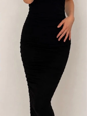 ASOS design svart bodycon klänning med scarfdetalj – stl 32/34 - Snygg svart bodycon-klänning från ASOS DESIGN!   Halterneckmodell med elegant scarfdetalj baktill som ger klänningen en fin och feminin look. Figurnära, draperad modell som sitter väldigt fint på kroppen och framhäver silhuetten.  - Svart   - ASOS DESIGN   - Storlek 32 – passar även 34   - Mycket bra skick   - Halterneck   - Scarfdetalj baktill   - Bodycon / figurnära modell  Perfekt som festklänning, till middag, date night eller en utekväll! 