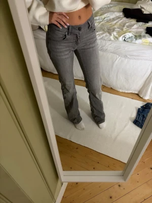 Subdued jeans - Säljer ett par gråa bootcut jeans med hög midja och klassiska fem fickor. Jeansen har en snygg tvätt och raka ben som går ut lite nedtill. Perfekta till en avslappnad och trendig look. Dom är lite stora på mig som normalt brukar ha 34💕