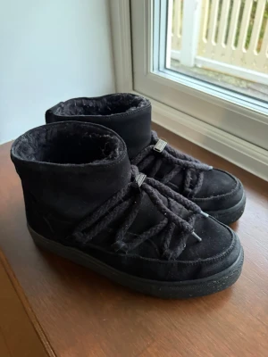 Inuikii skor - Ett par Inuikii skor som är ganska använda i storlek 39