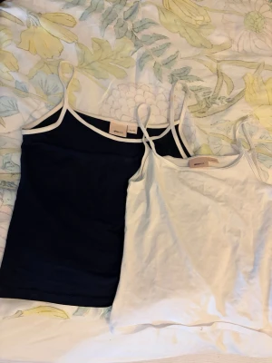 Två linnen Gina Tricot - Säljer två stilrena linnetoppar från Gina Tricot i storlek 146/152. Passar mig som brukar ha xs men har bara för många linnen så väljer att sälja dessa, har knappt använt dessa💕