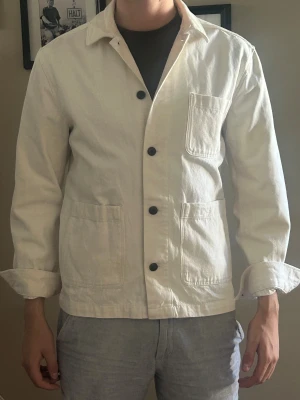 These Glory Days Overshirt / Skjortjacka – Beige - Säljer en mycket stilren och mångsidig beige overshirt från These Glory Days (Volt). Modellen är storlek M och personen på bilden är ca 186cm och 75kg