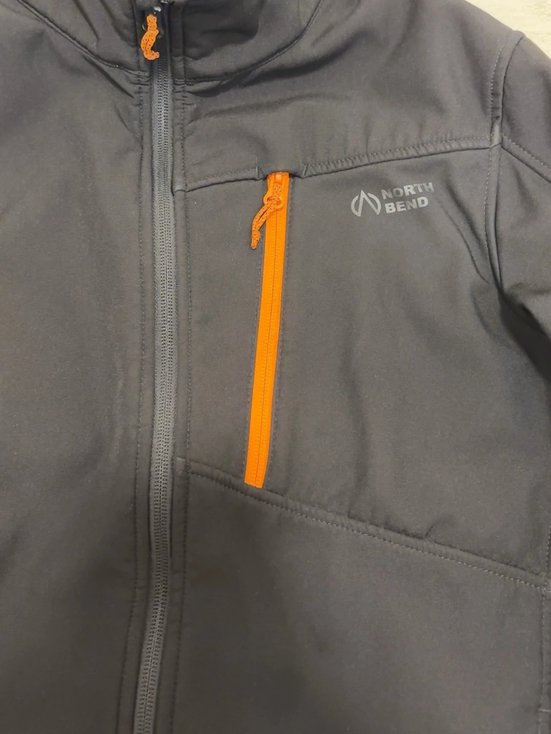 Svart vindjacka med orange dragkedja - 2
