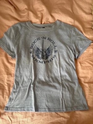 blå tshirt - ljusblå tshirt med tryck