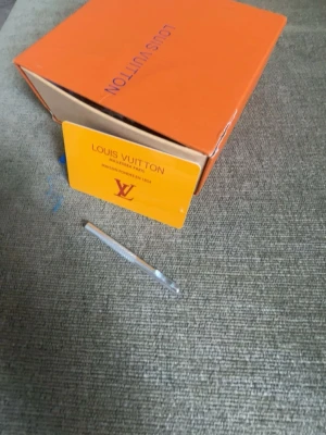 LV belte - Helt ny och inte skadad bara boxen är lite skadad, den kommer med boxen och lv kort, den är 110cm  priset kan sänkas lite och den skickas samma dag vid köp