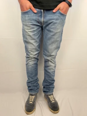 Nudie jeans lean dean - Säljer dessa supersnygga nudie jeans. Modell: lean dean. Sjukt poppulär modell som passar de flesta. Size W 33 L36. Midja 44cm längd 110cm. Modellenr 180cm. För mer info eller annat är de bara att skriva! 🤩